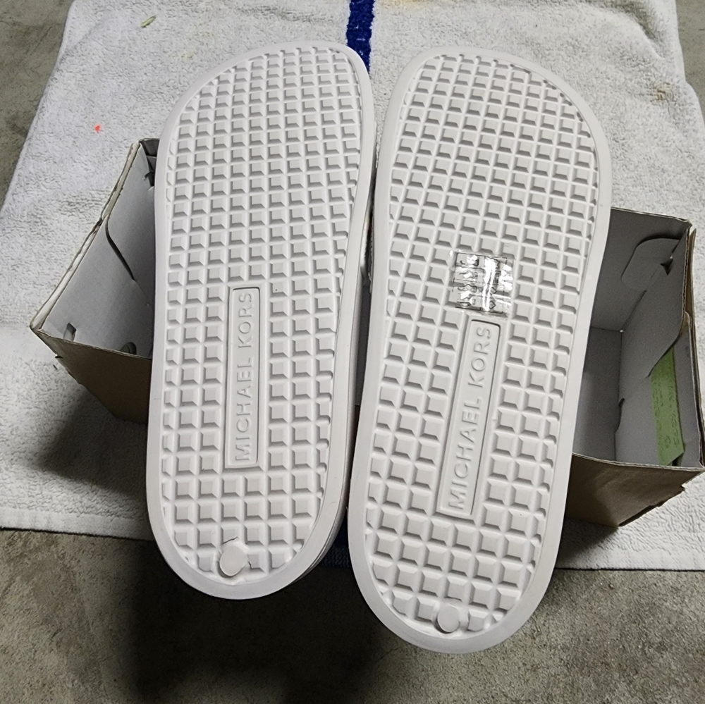 MICHAEL Michael Kors Women's White Gilmore Slides Pool Shoes slippers sandals - Picture 6 of 6
